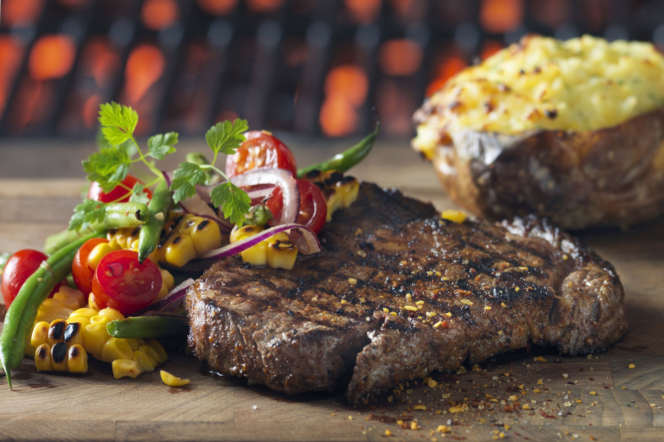 Entrecôte med jacket potatoes och grillad majs och bönsallad | Recept ...