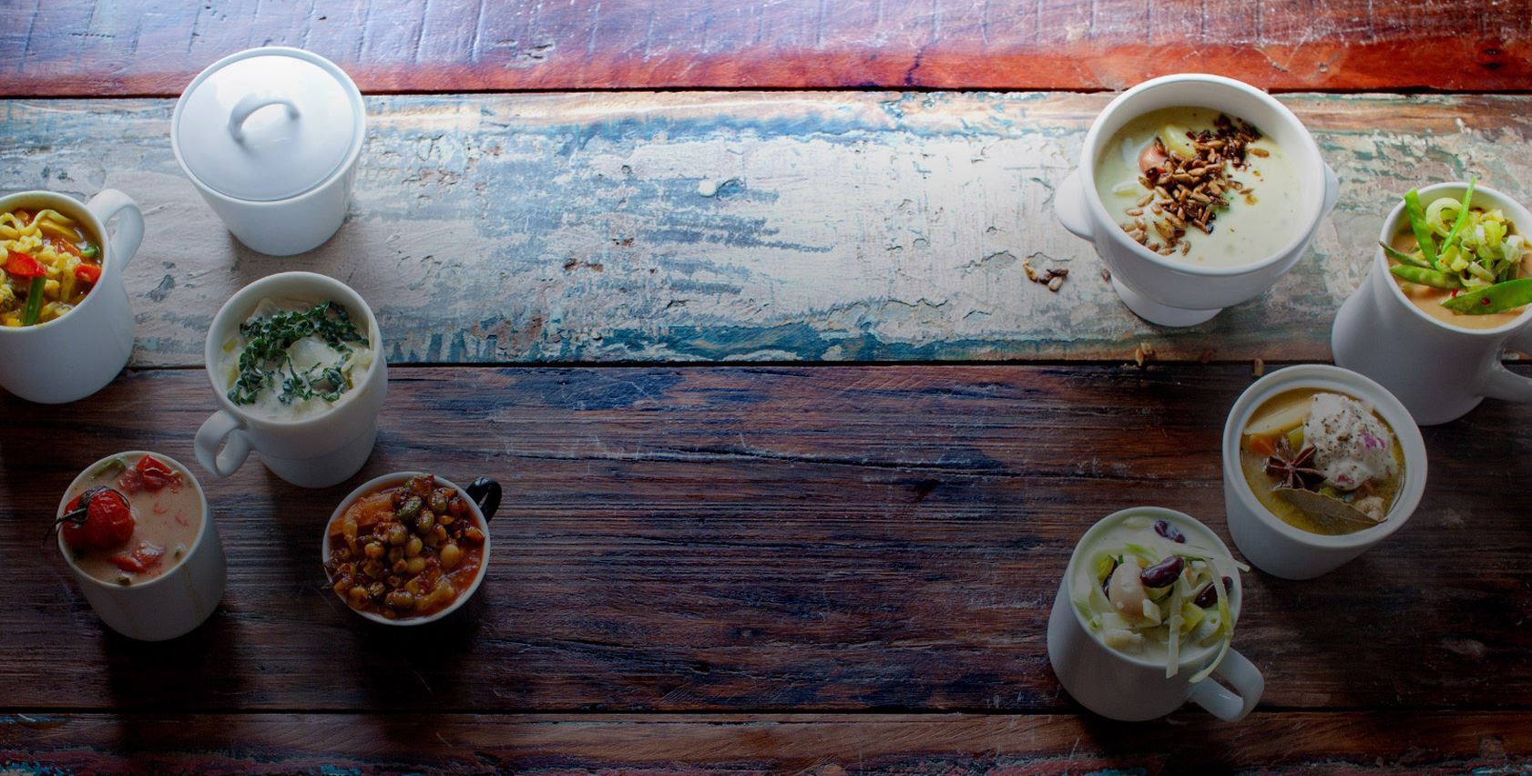 Et bord med ulike skåler med suppe