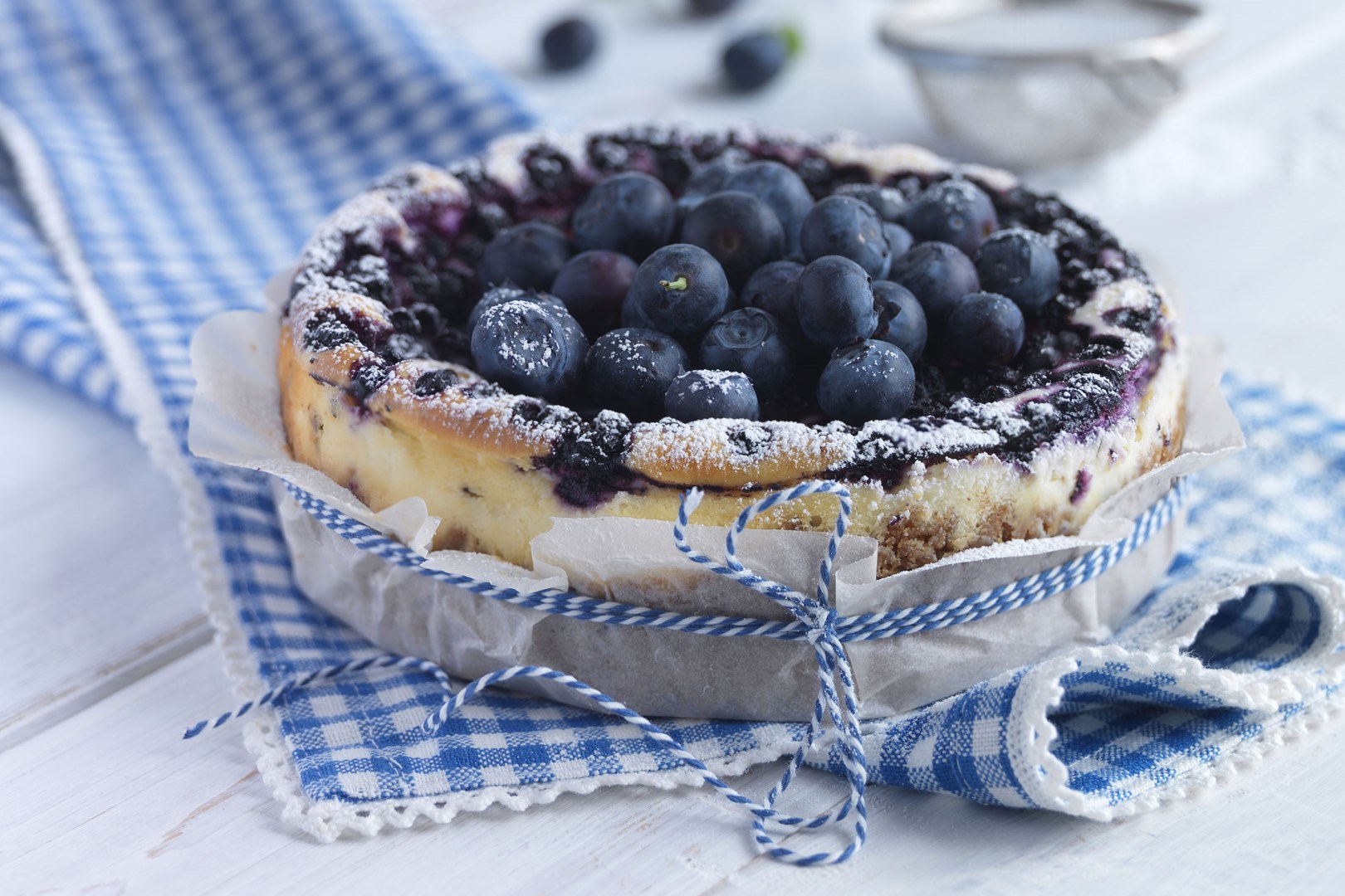 Cheesecake med enbär och blåbär