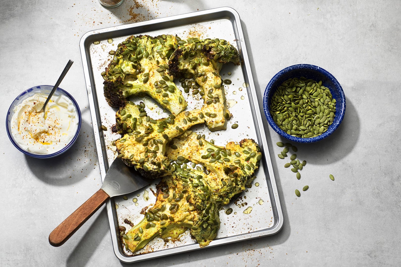 Curryrostad broccoli på plåt med yoghurt