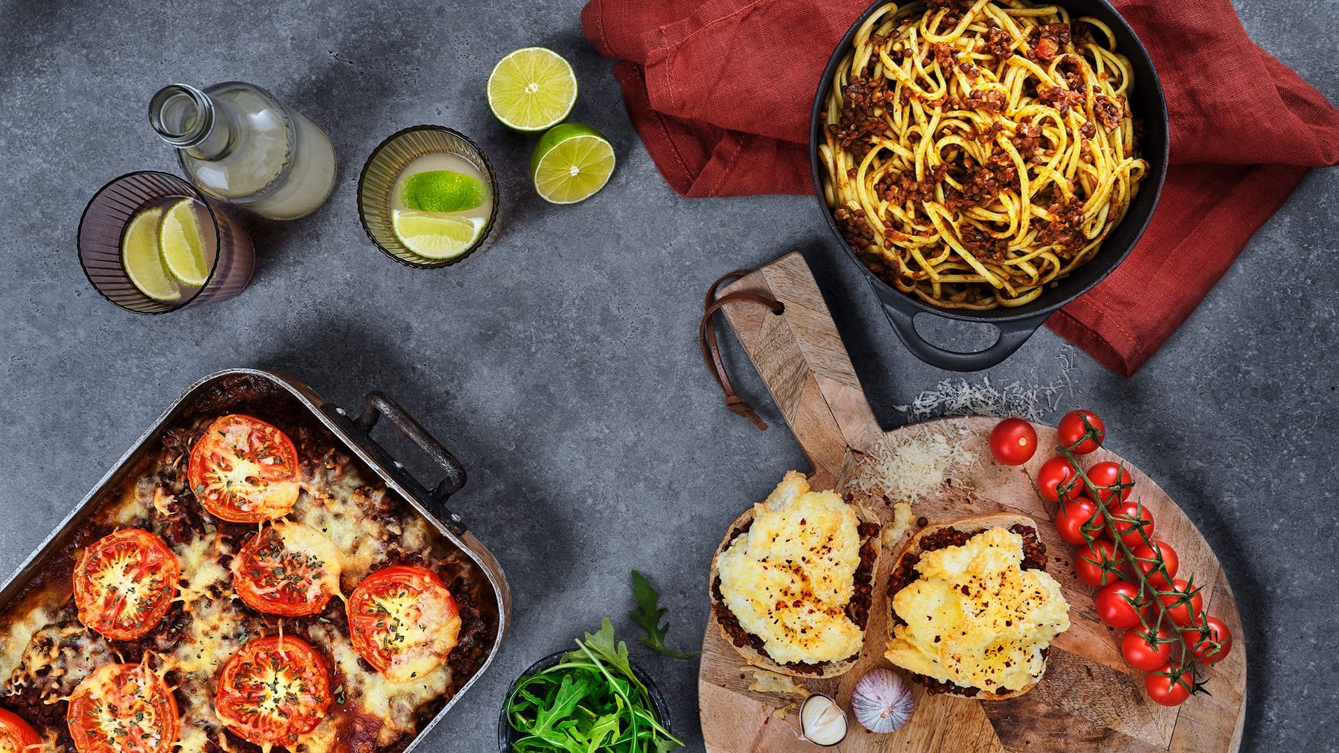 Moussaka, varma mackor och pasta med vegansk linsbolognese
