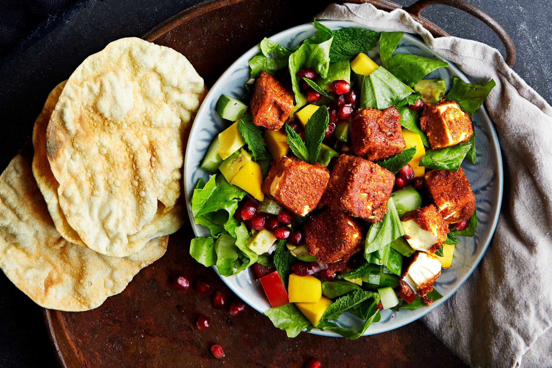 Indisk sallad med kryddig tofu & papadums