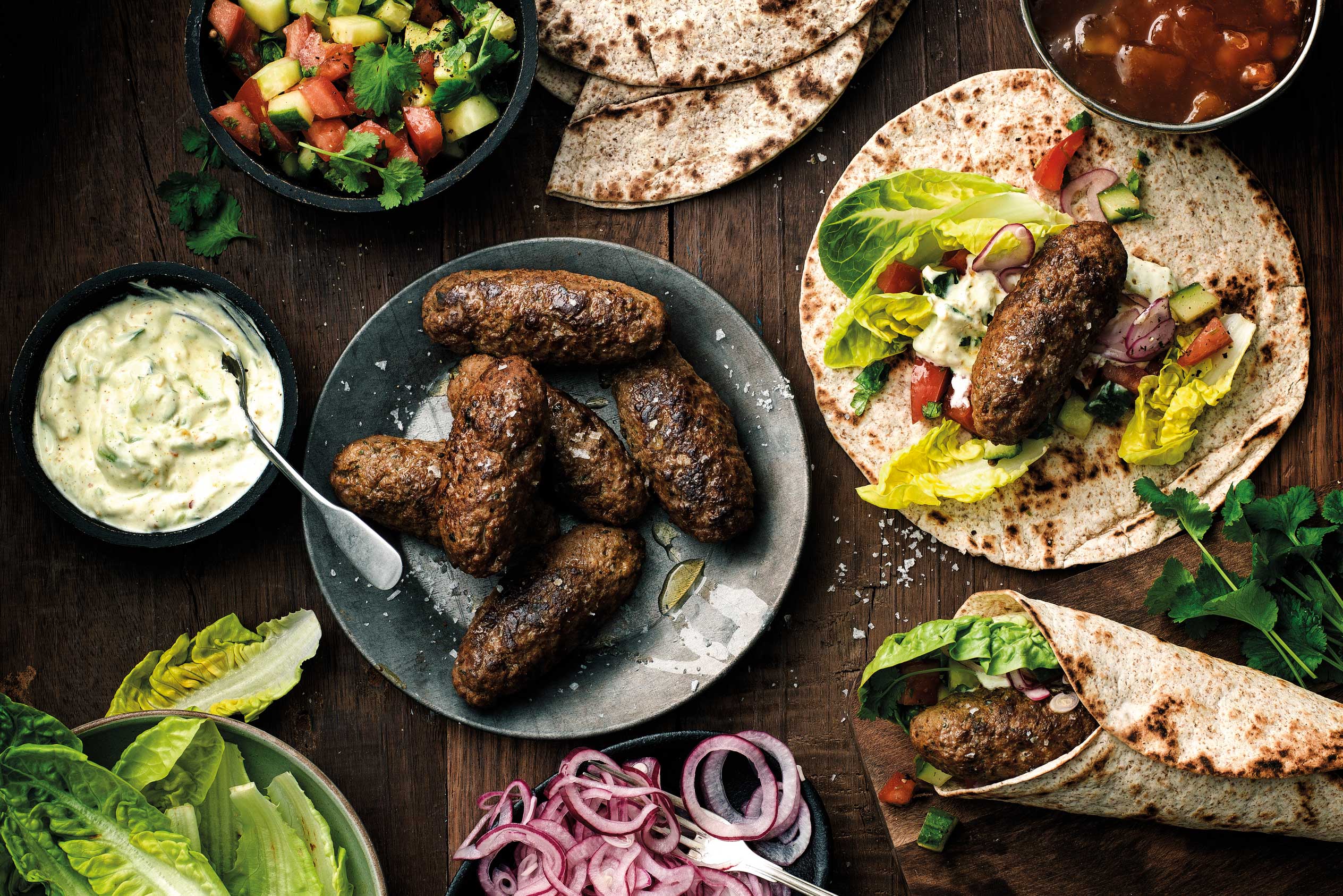 Seekh kebab serverad i chapatibröd