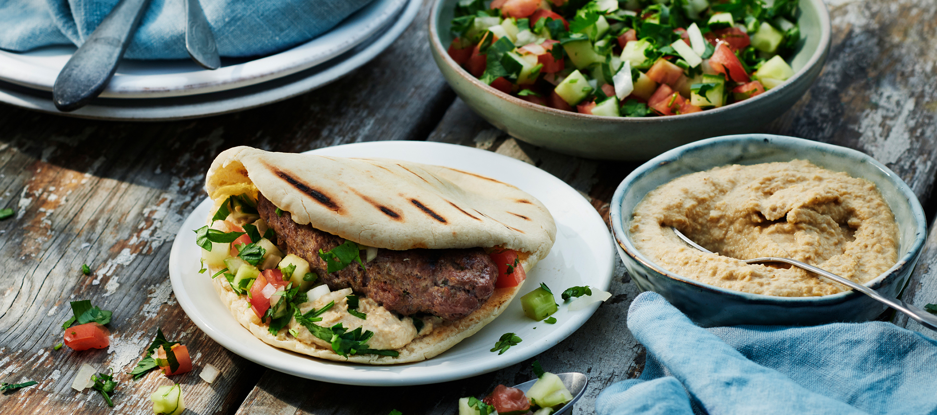 Shish kebab i pitabröd med hummus & tomat- & gurksallad