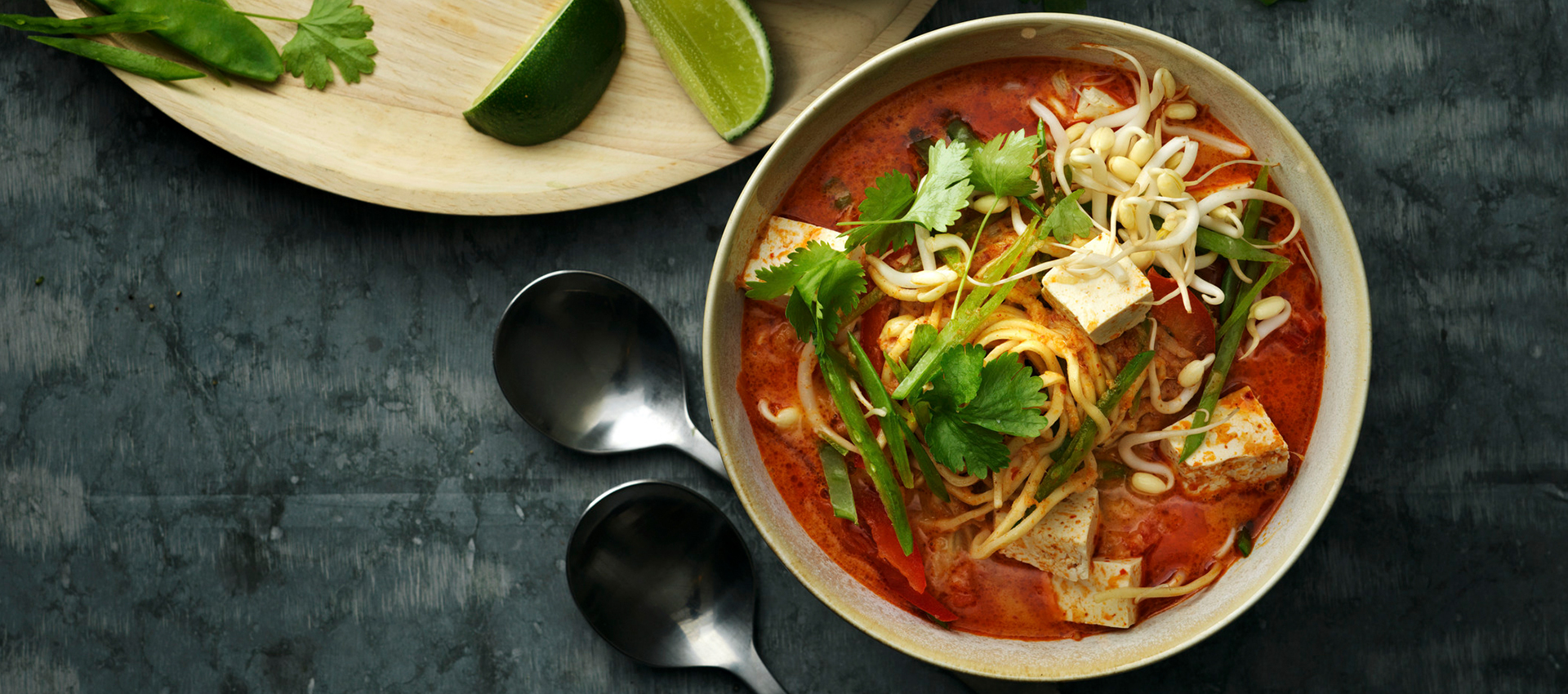 Kryddig nudelsoppa med tofu