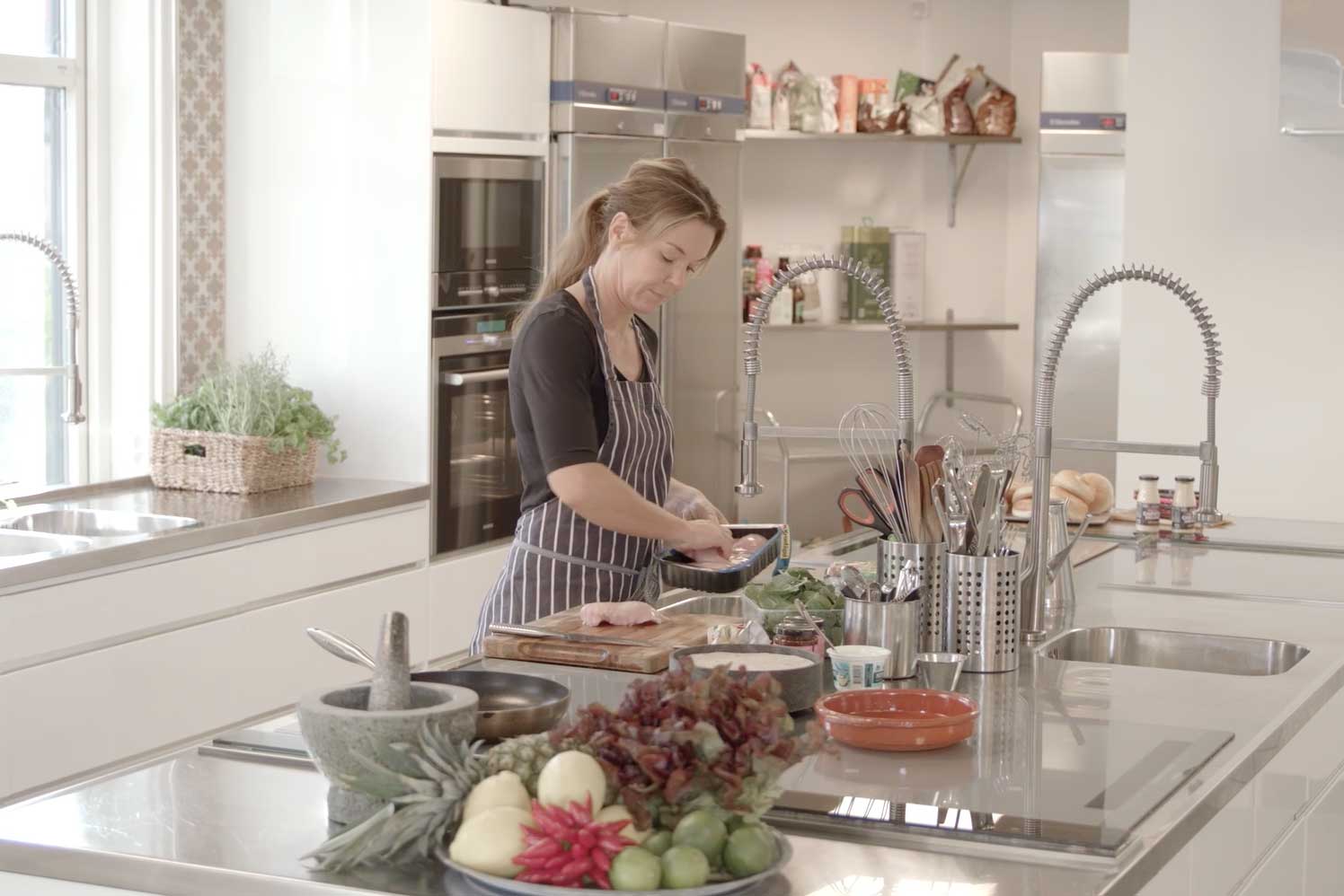 Malin Eriksson lagar street food i Santa Marias matstudio.