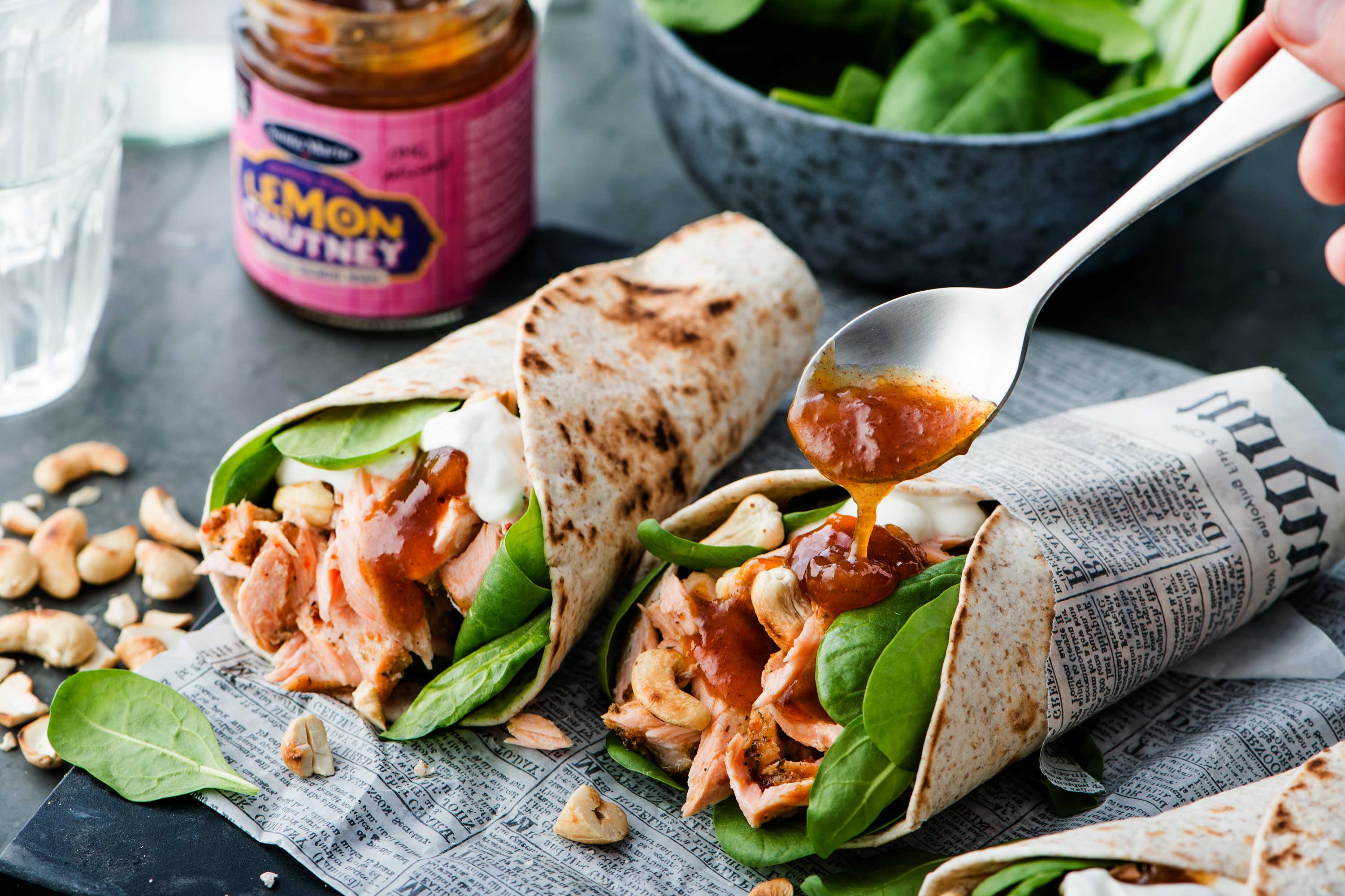 Laks wraps toppet med citron chutney.