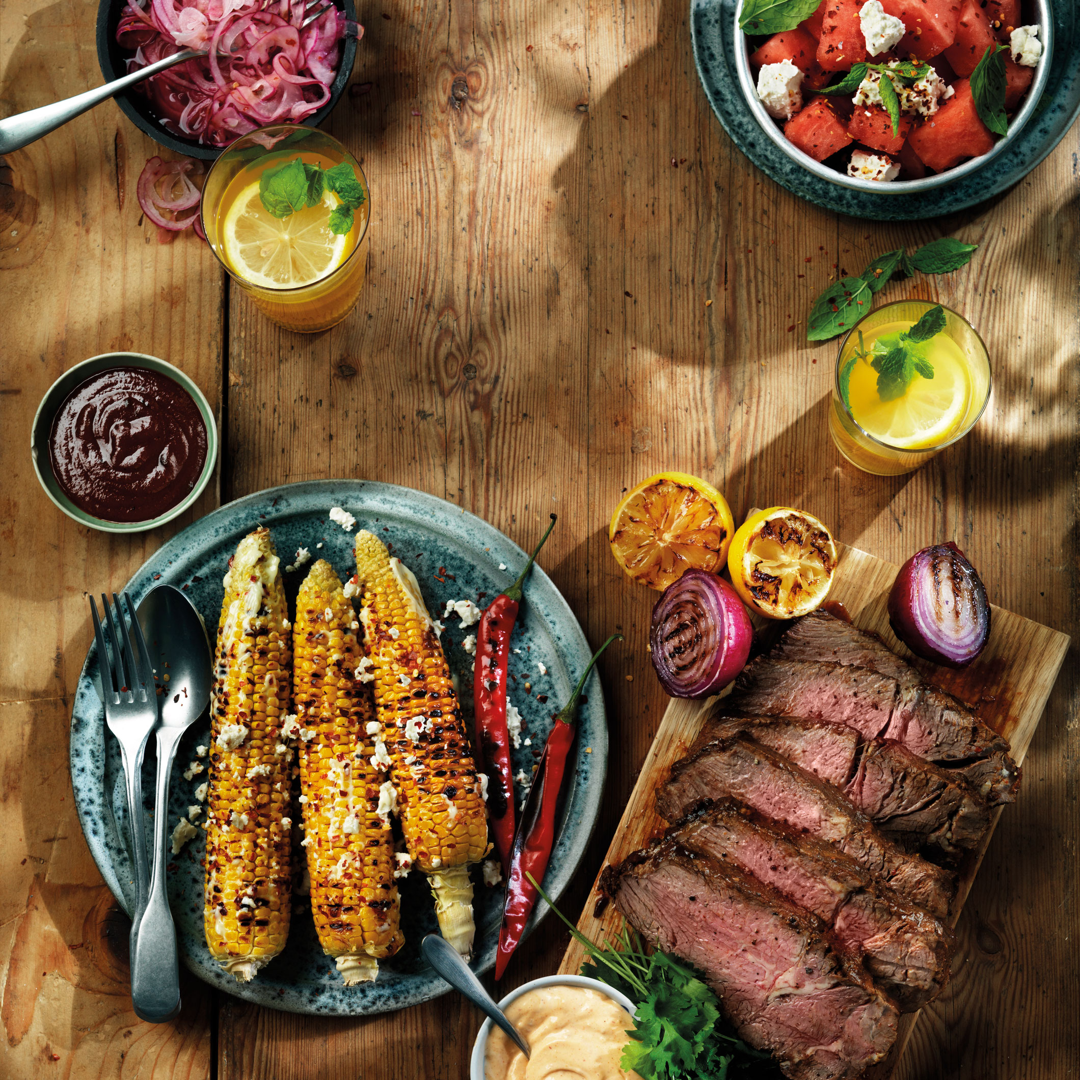 Ett bord med grillade godsaker