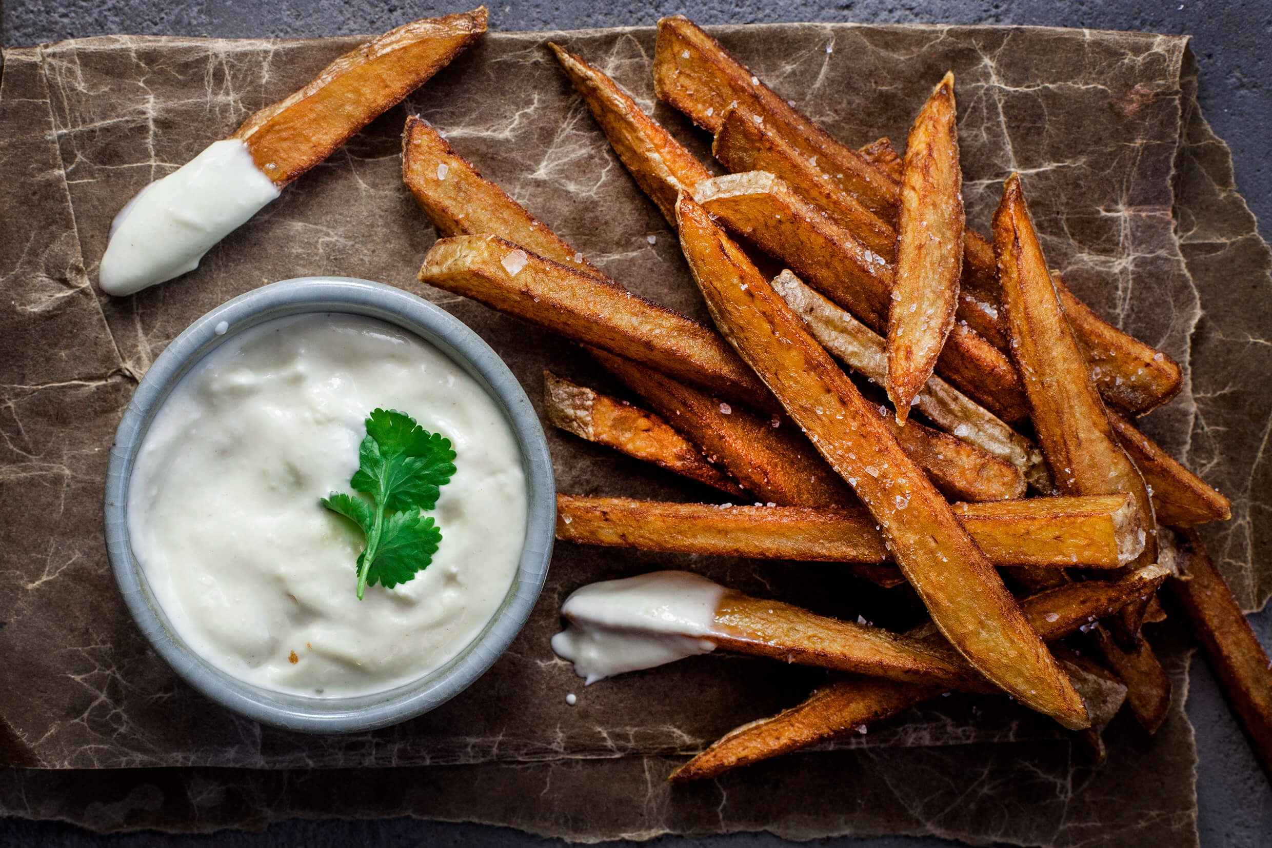 Aioli en en skål med sötpotatispommes bredvid