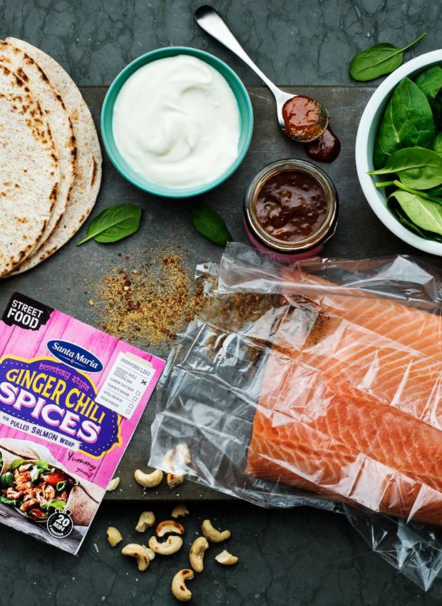 Ingredienser til en pulled laks servert i indisk chapatibrød sammen med sitron chutney og crème fraiche.