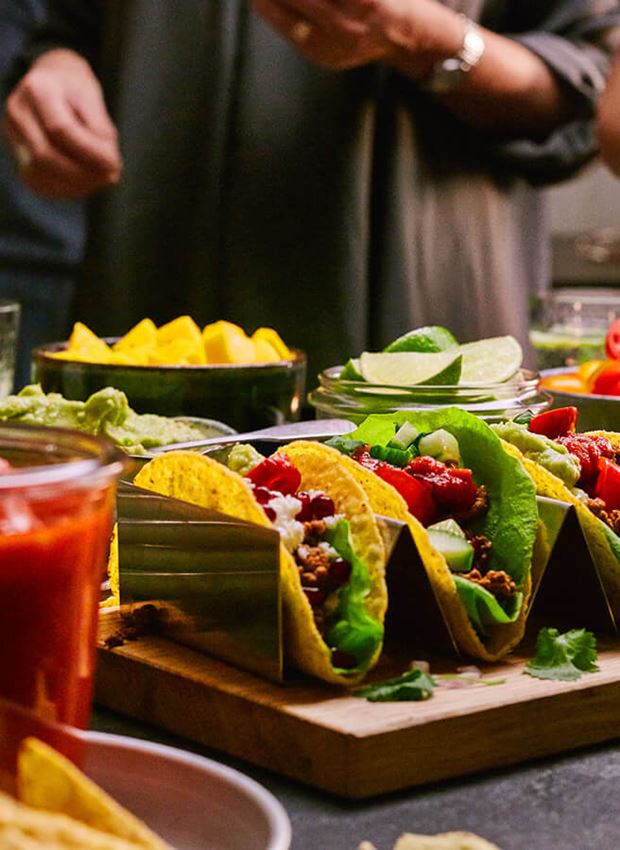 Tacos i hårda tacobröd uppdukade på ett bord.