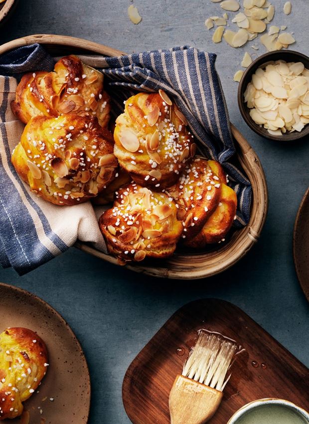 Saffranskladdkaka med lingongrädde