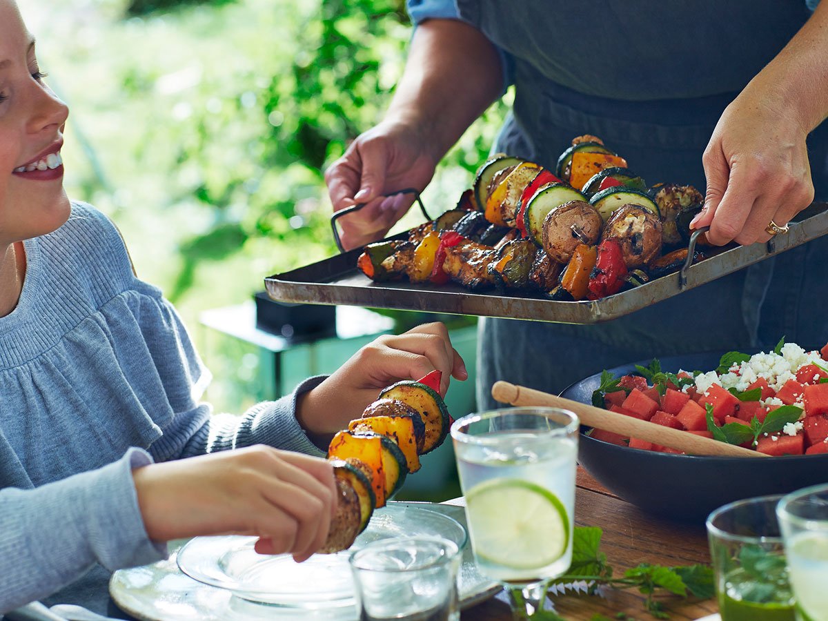 Lägg grönsakerna på grillen