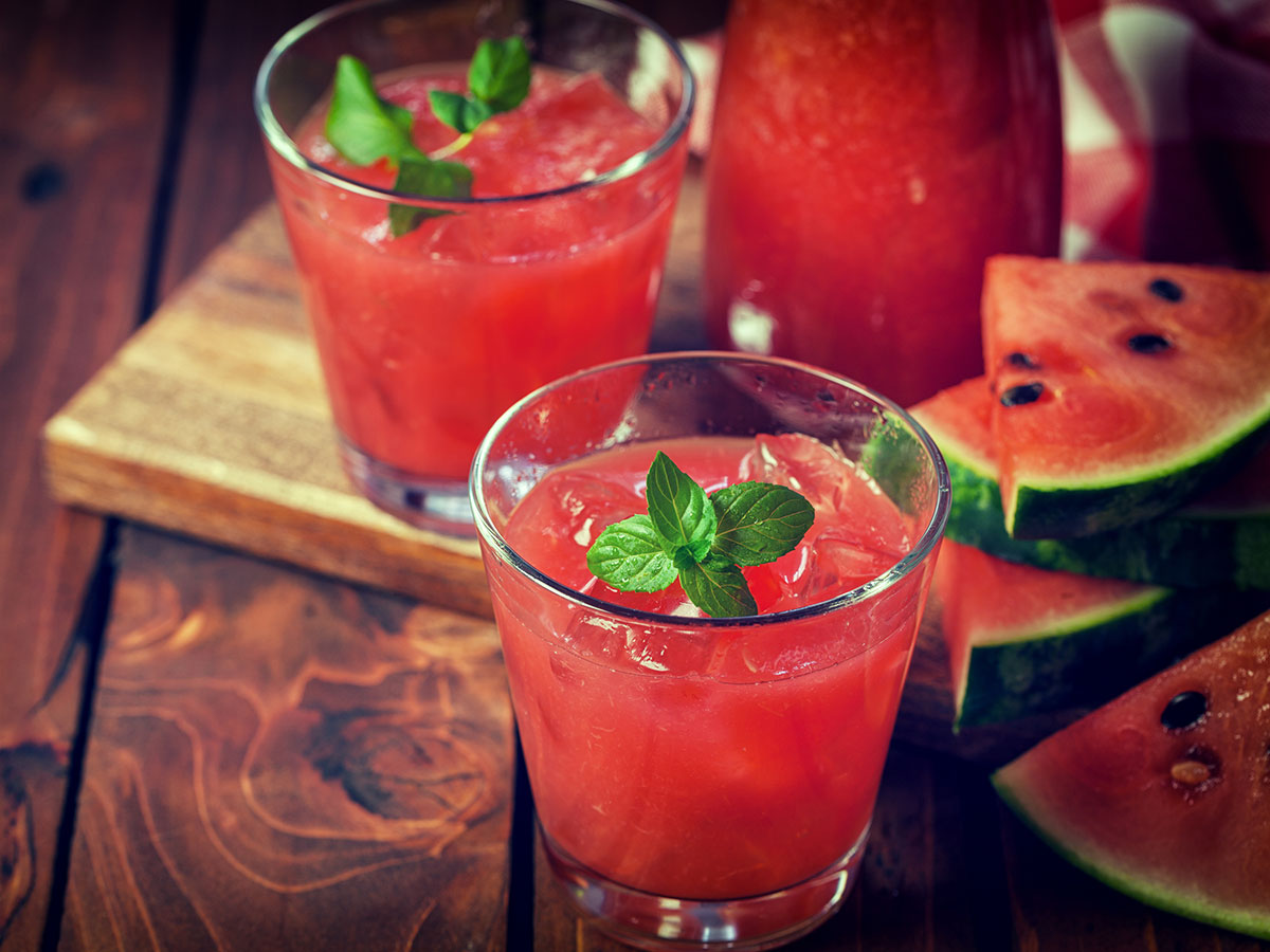 Punch al melone e fiori di sambuco