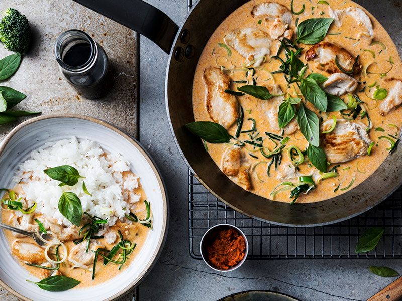 Laga kyckling i röd curry ikväll