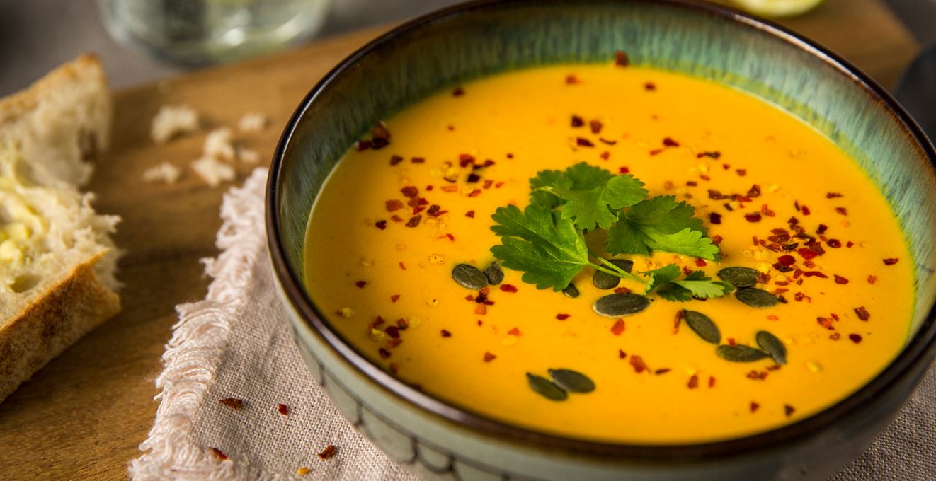 Gulrotsuppe med gresskarkjerner, kokosmelk og koriander