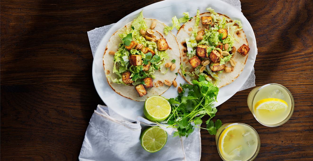 Crispy tofu taco med avocado, srirachasaus og ristede peanøtter