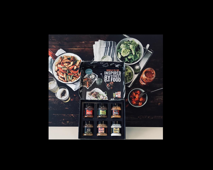 een collage met foto's van mensen die streetfood klaarmaken en eten