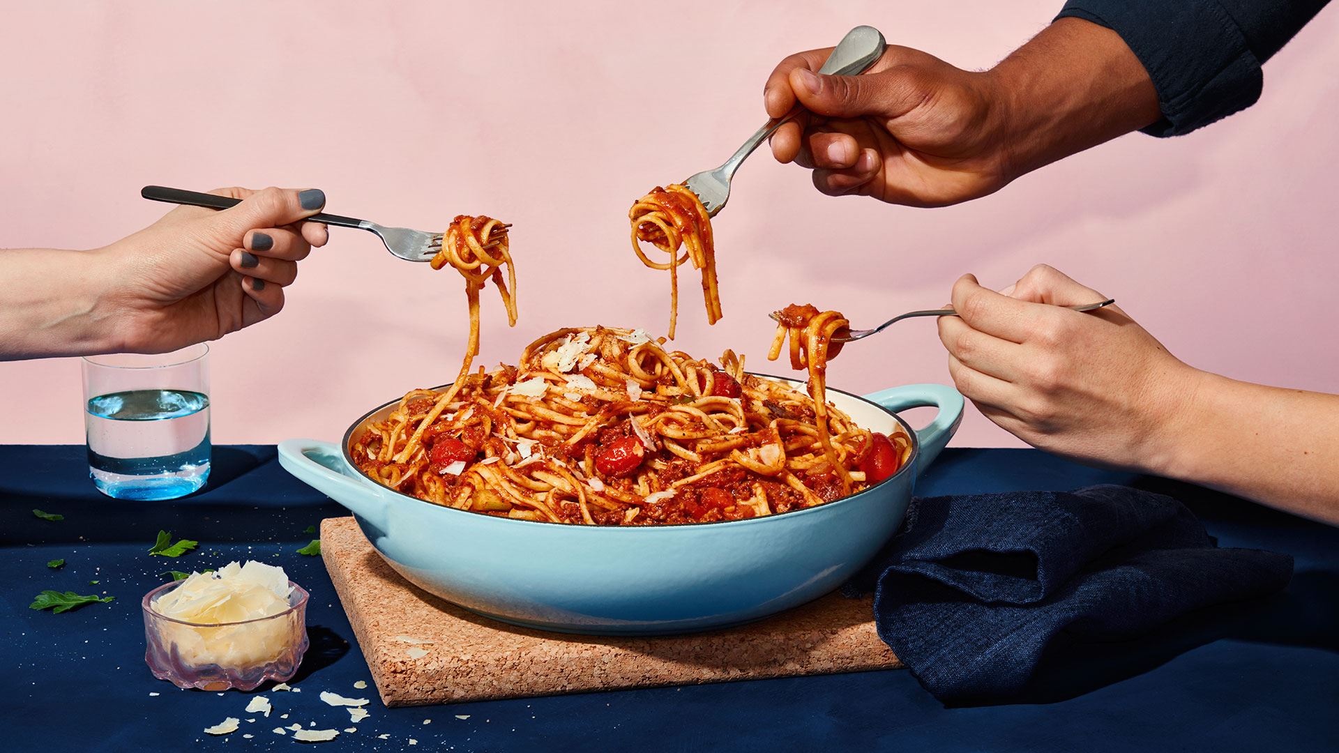 Спагетти в соусе болоньезе в миске на столе