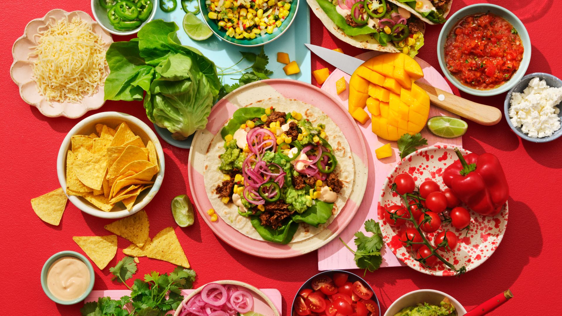 Krāsaini Tex Mex ēdieni uz galda