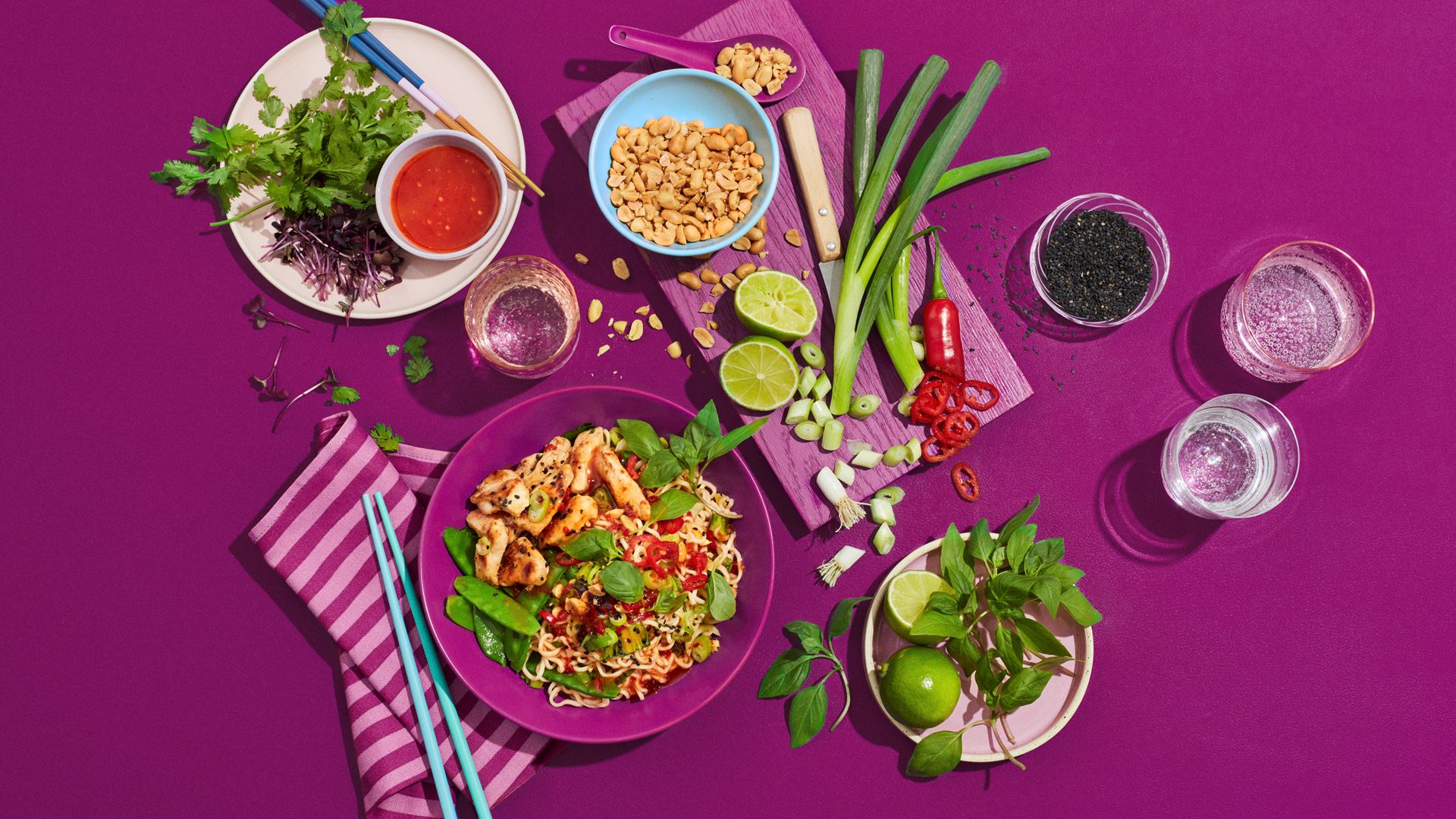 Krāsaini Āzijas ēdieni uz galda