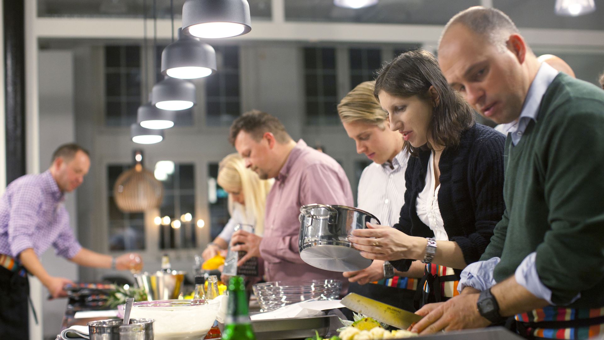 mensen aan tafel, samen eten