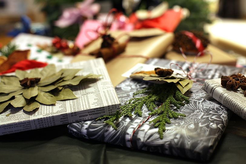Рождественские подарки, украшенные пряностями