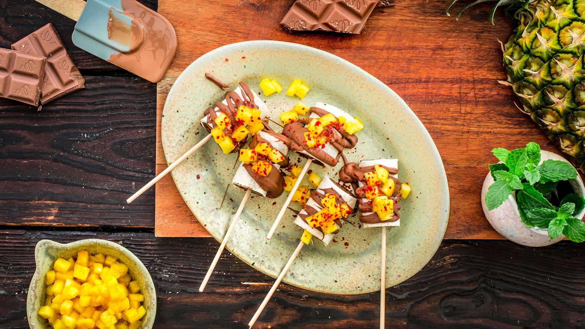 Frozen Schokoladen-Avocado-Spieße im Tortilla-Mantel mit Ananas und Chili