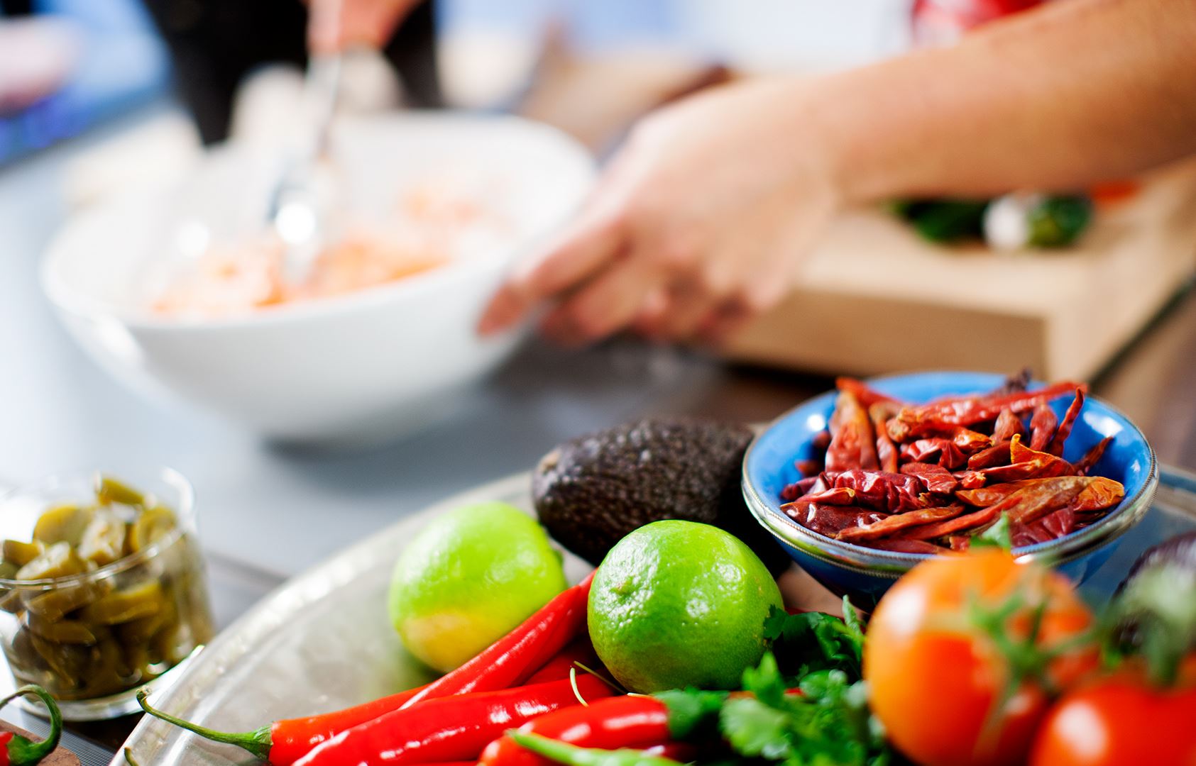 Chili, frugt og grønsager i køkkenet.