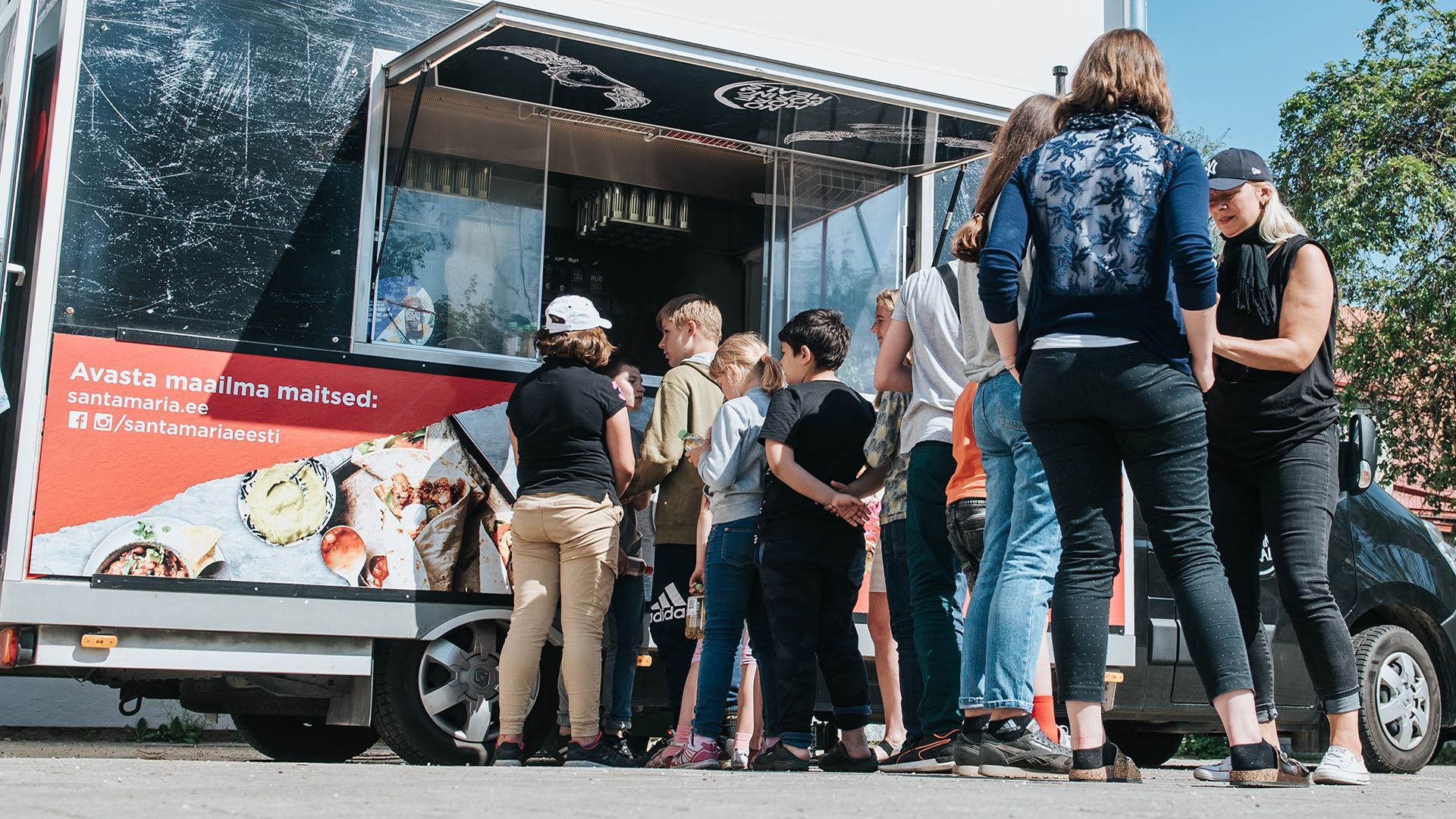 järjekord food trucki juures