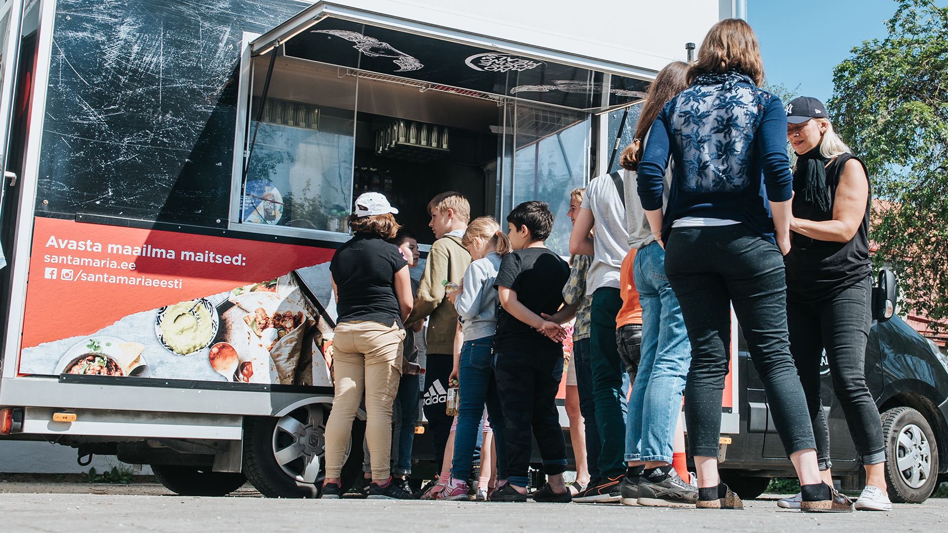 järjekord food trucki juures 