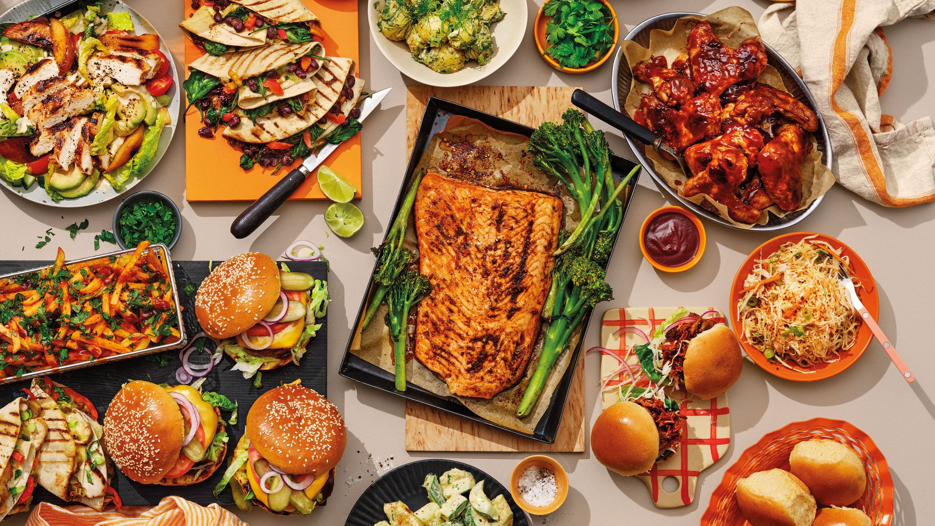 bbq patiekalai ant stalo