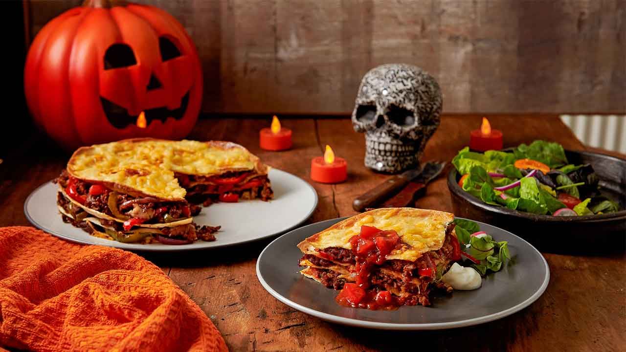 Halloweeni kõrvits, pealuu ja tortilja lasanje