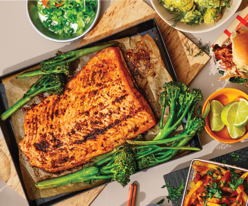 Grilēts lasis ar brokoļiem cepešpannā 