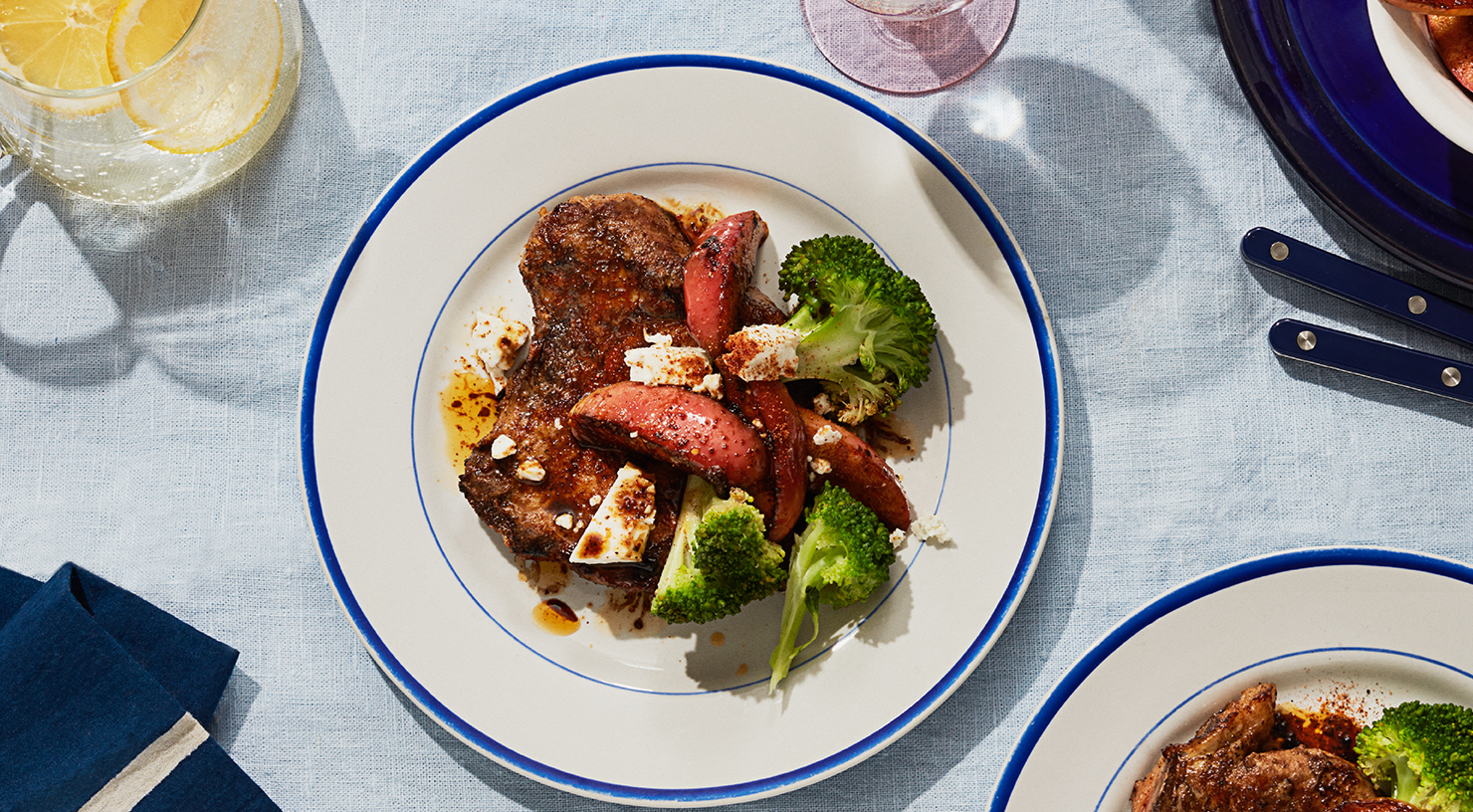 stekta fläskotletter med karamelliserade äpplen, smulad fetaost och broccoli