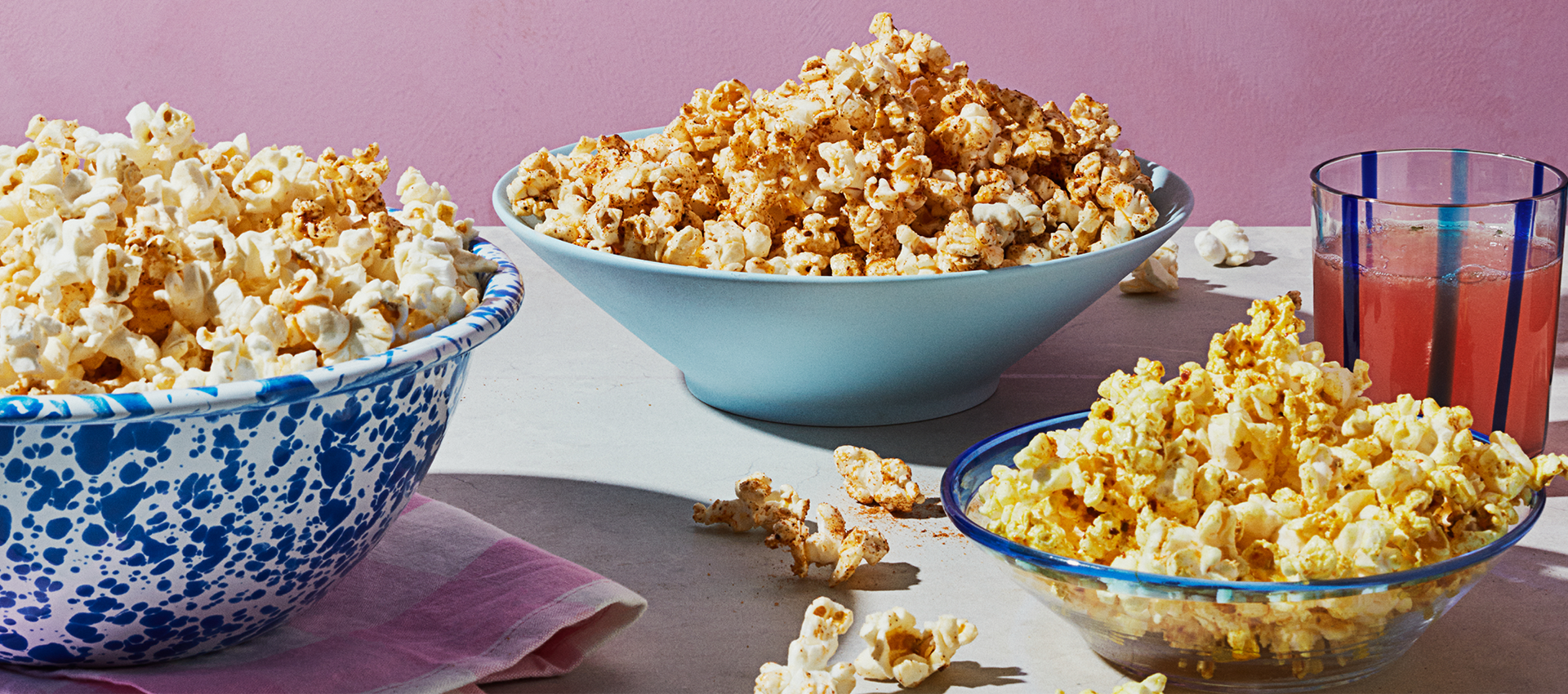 Popcorn smaksatt med krydder. Her med Sriracha, Curry Mango og Thai Red Curry