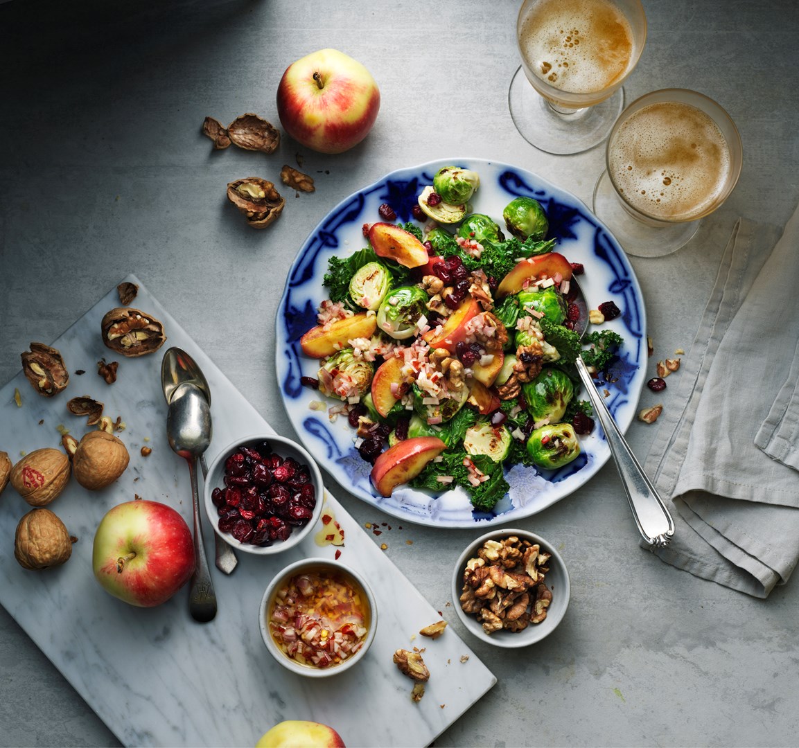 Salat med rosenkål, grønkål, æble og ristede valnødder