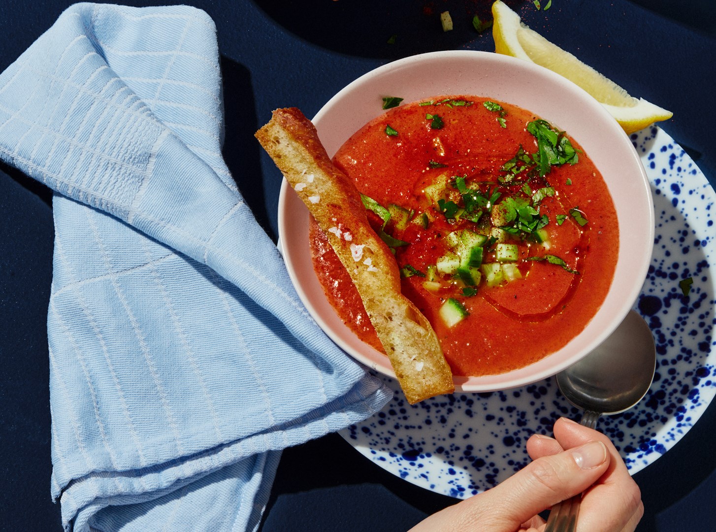 gazpacho med tilbehør serveret på tallerken