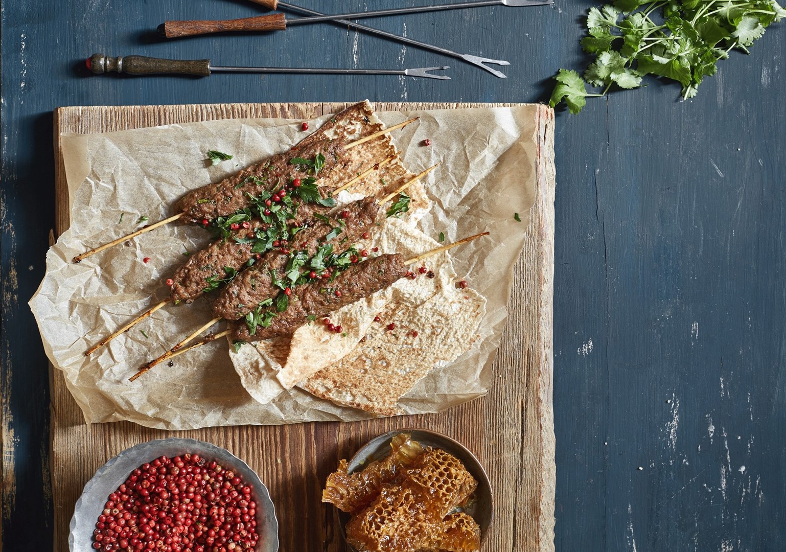 ļuļa kebabi uz iesmiem
