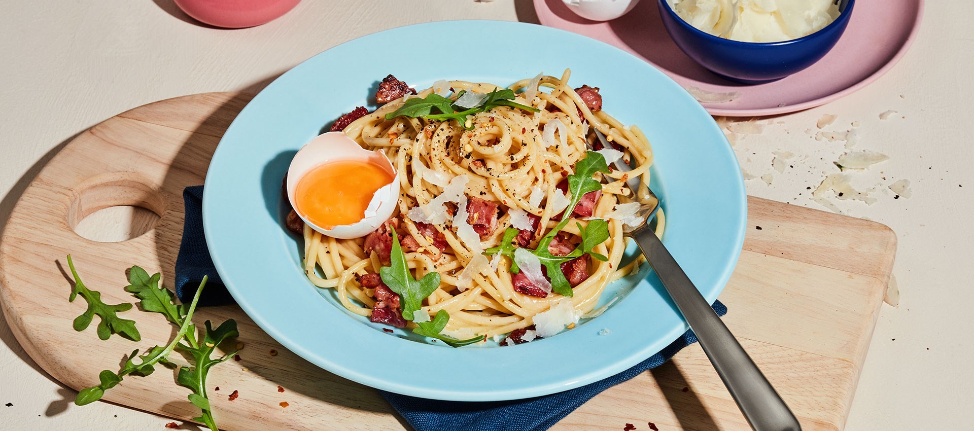 Pikantā Pasta Carbonara šķīvī uz galda