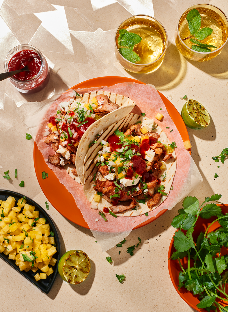 Grillade tortillas fyllda med ingredienser och serverade med tillbehör