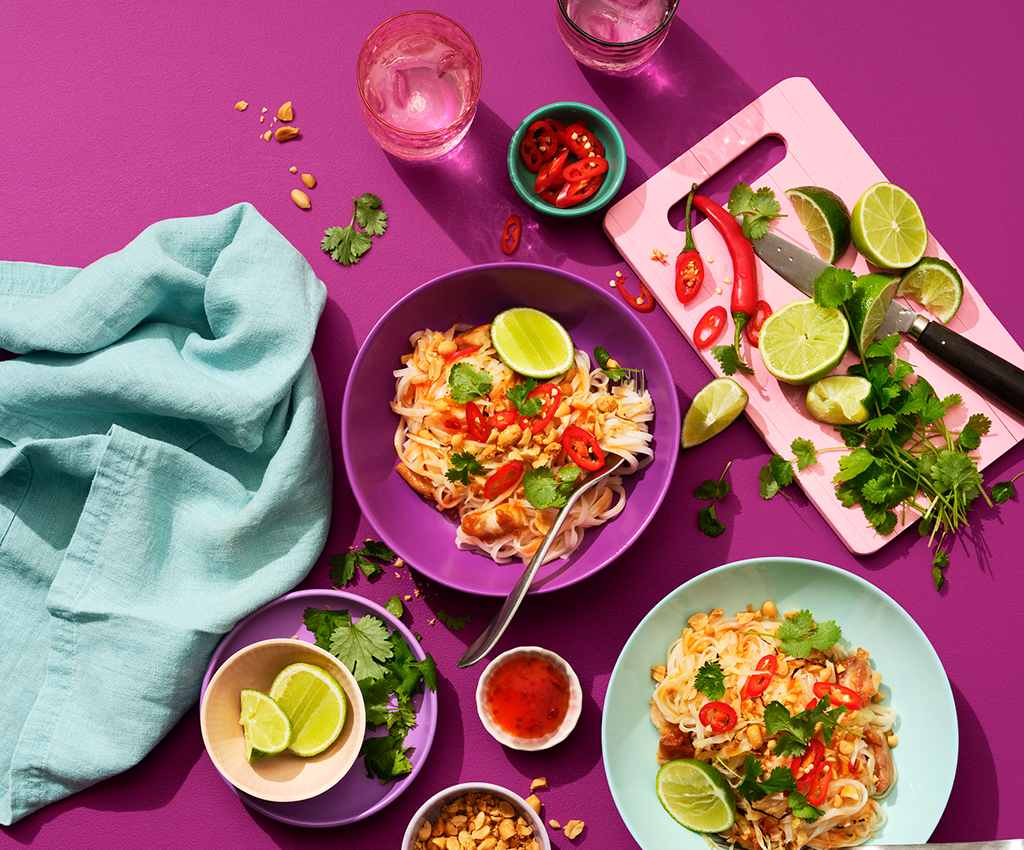 kārdinošs Pad Thai, pasniegts uz galda