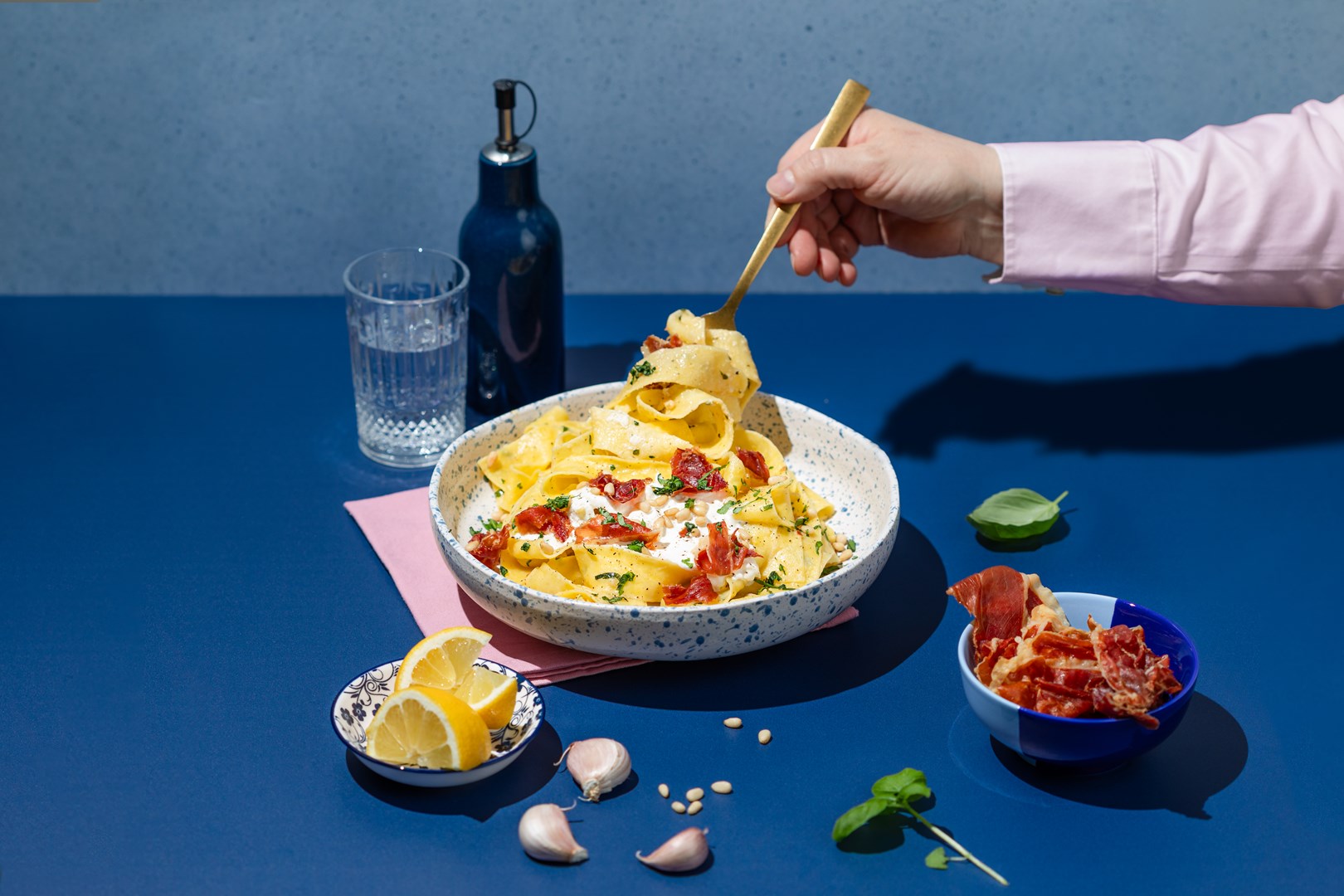 Romige pappardelle met citroen-knoflookbotersaus, burrata en prosciuttokruim