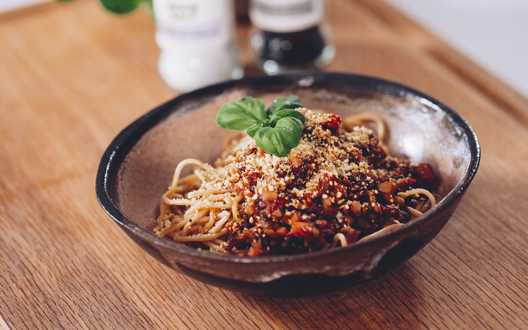 Veganusku pööratud spagetid bolognese kastme ja india pähkli parmesaniga