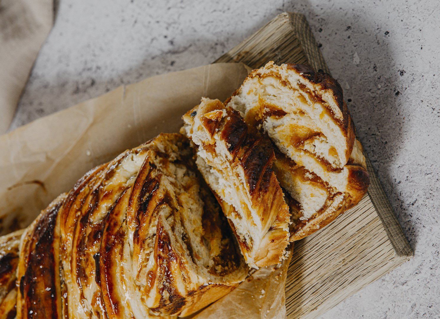 Kardamona un aprikožu krēmsiera babka