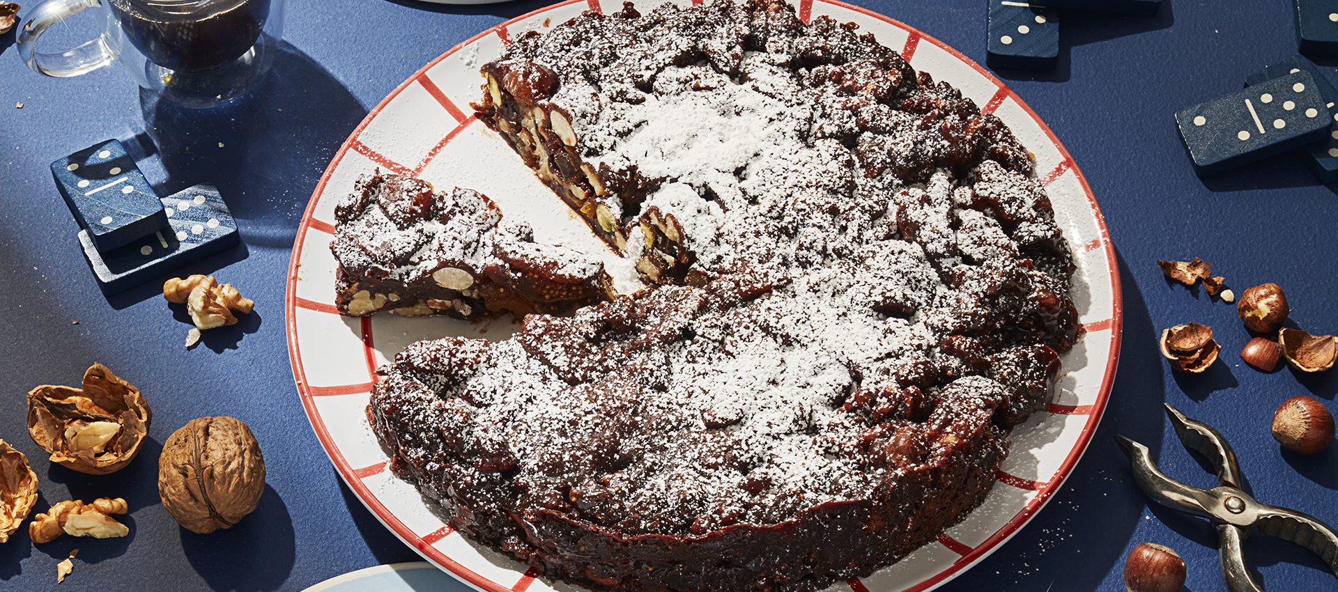 chokladkaka med nötter på en tallrik