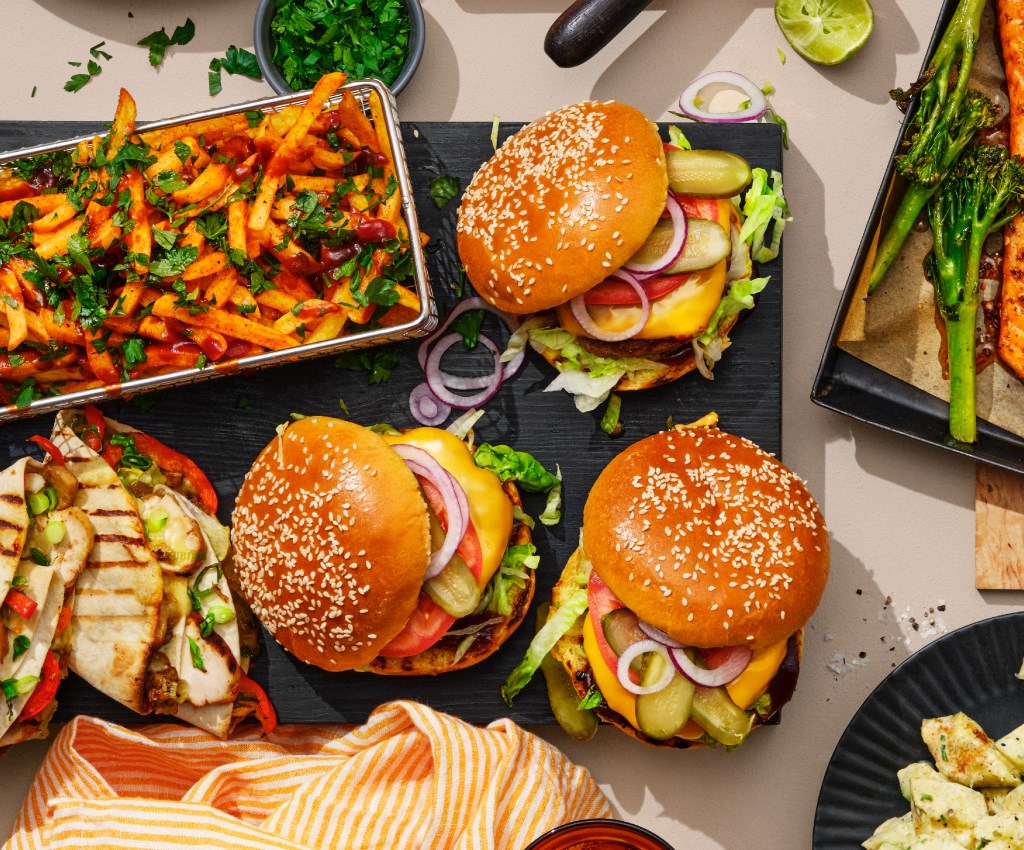 Kārdinoši burgeri, pasniegti ar frī