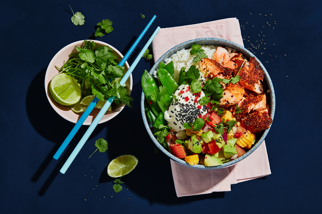 Poké bowl med laks serveret i skållaks