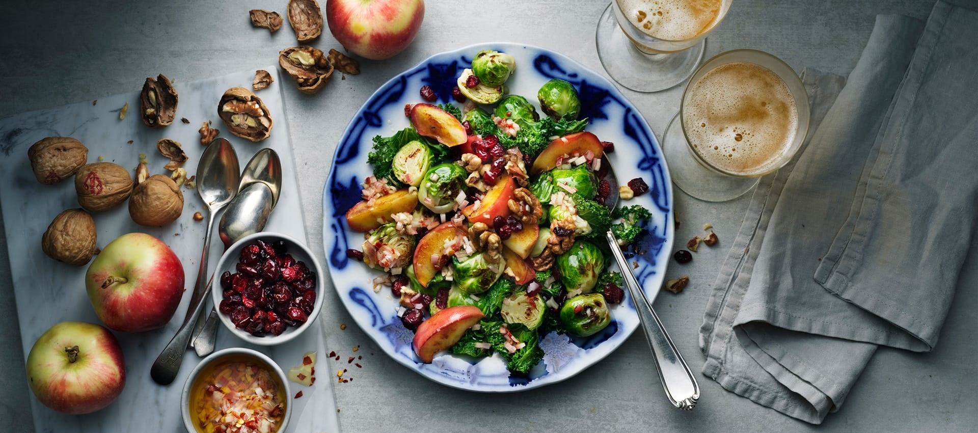 Sallad med brysselkål, grönkål, äpple och valnötter i en stor form