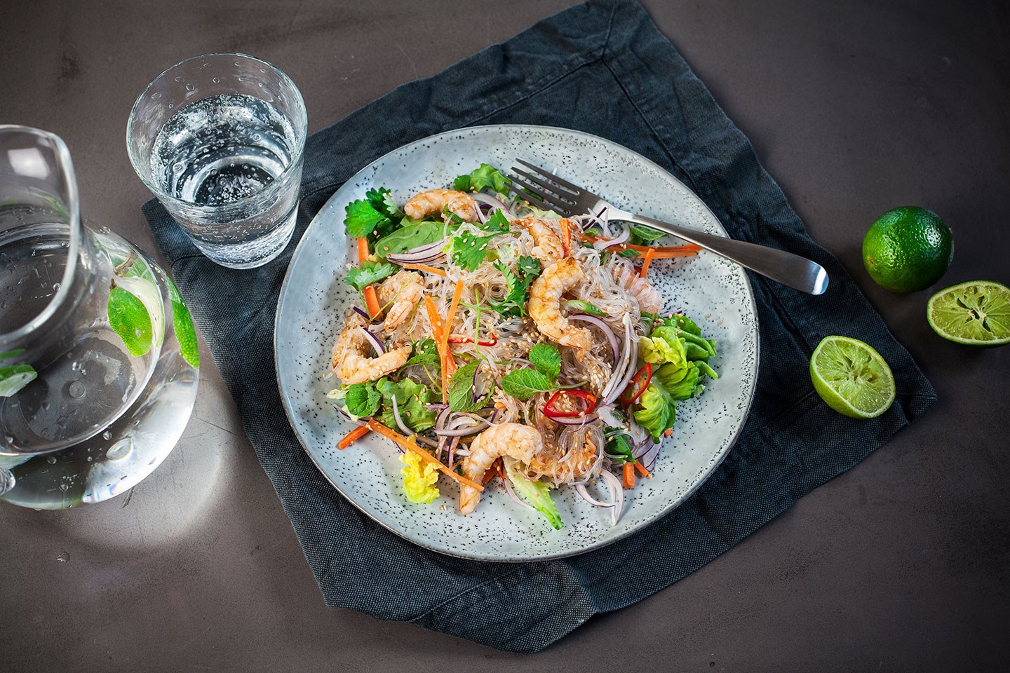 Вьетнамский салат со стеклянной лапшой и креветками на тарелке